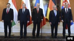 El presidente húngaro, Janos Ader; el polaco, Bronislaw Komorowski; el checo, Milos Zeman, el alemán, Joachim Gauck, y el eslovaco, Andrej Kiska, posan para una foto de grupo durante una reunión en el Castillo de Praga (R. Checa).