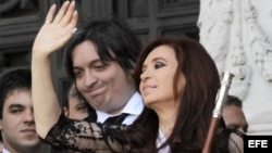 La presidenta argentina Cristina Fernández de Kirchner junto a su hijo Máximo.