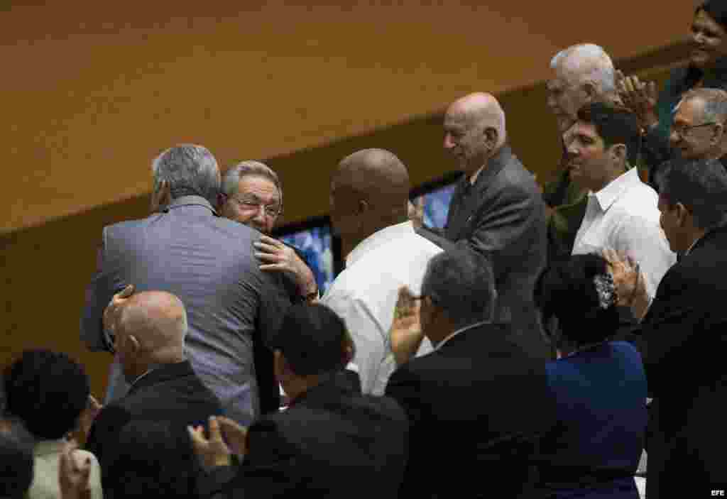 Raúl Castro abraza a Miguel Díaz-Canel, tras el anuncio de la Asamblea Nacional, que lo ha nombrado candidato a sucederle en el poder. 