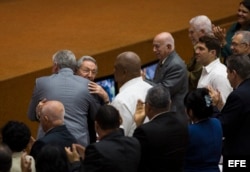 Raúl Castro abraza a Miguel Díaz-Canel, tras el anuncio de la Asamblea Nacional, que lo ha nombrado candidato a sucederle en el poder.