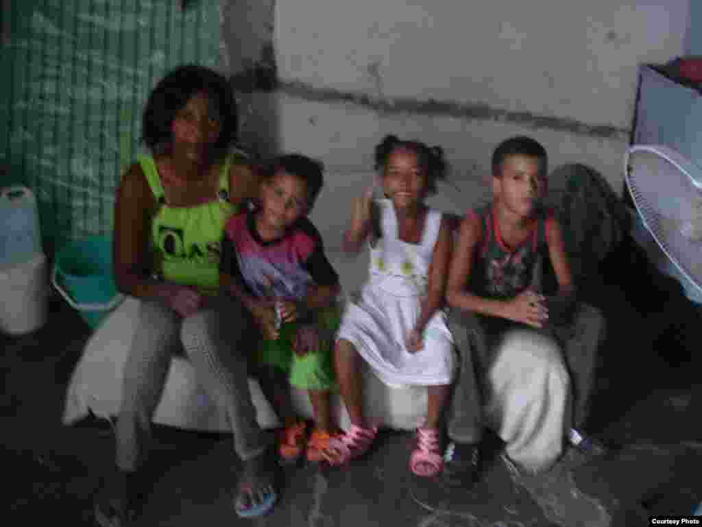 Melkys Faure Hechavarría con sus hijos, Dama de Blanco que protestó en las calles de La Habana.