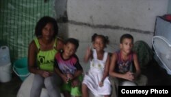 Melkis Faure Hechavarría con sus hijos, Dama de Blanco que protestó en las calles de La Habana.