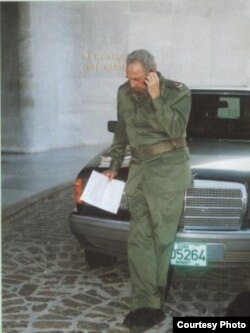 Castro habla por teléfono apoyado en uno de sus Mercedes-Benz Clase S (Cuba al descubierto).