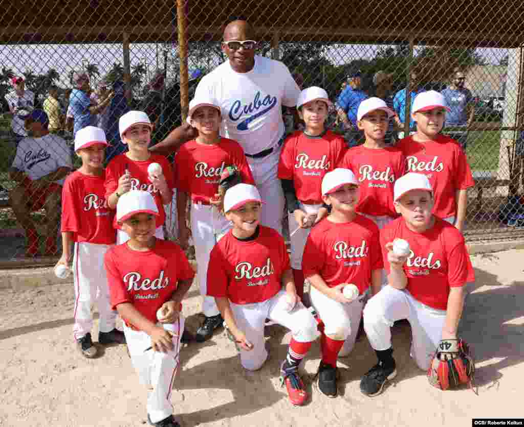 El Duque con un grupo de pequeños jugadores de la liga Miami Reds Tamiami Park, el sábado en el Tamiami Park.