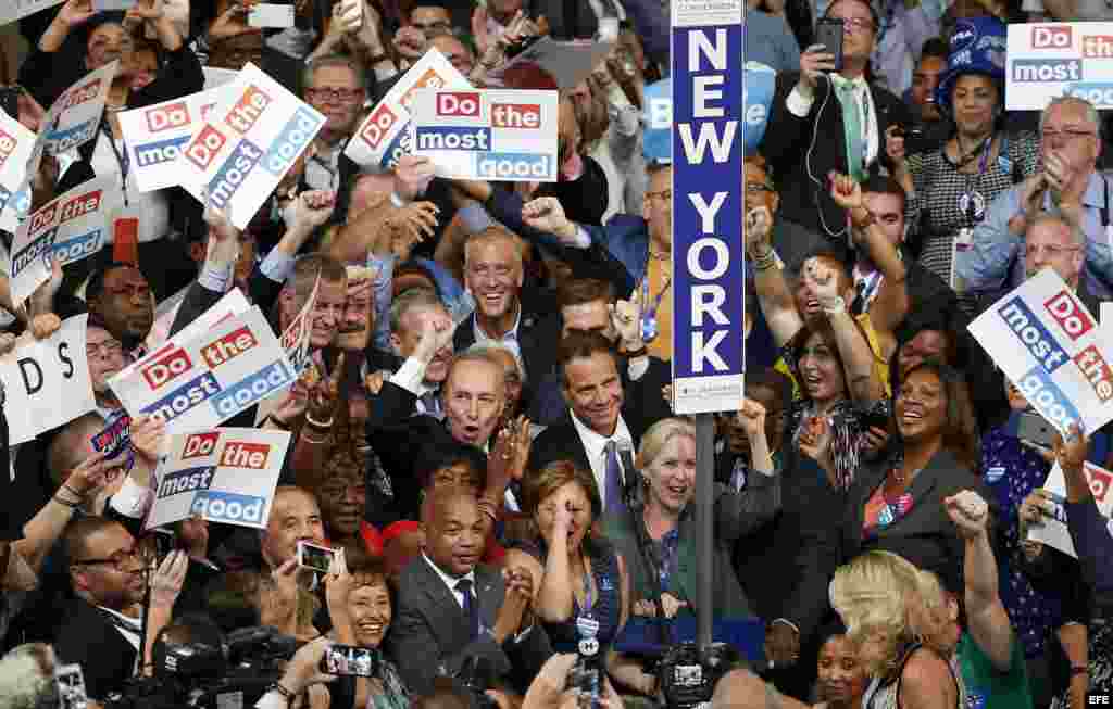 Delegados por Nueva York, incluidos el sendor Chuck Schumer y el gobernador de Nueva York Andrew Cuomo, votan en la Convención Nacional Demócrata &nbsp;en el Centro Wells Fargo en Filadelfia (EE.UU.)