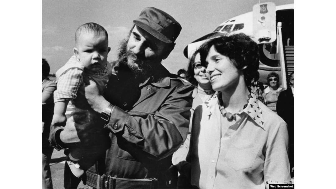 Fidel Castro sostiene en brazos a Michel Trudeau, junto a su madre, Margaret Trudeau.