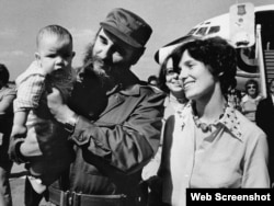 Fidel Castro sostiene en brazos a Michel Trudeau, junto a su madre, Margaret Trudeau.