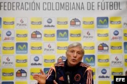 El entrenador de la selección de fútbol de Colombia, José Pékerman, ofrece una rueda de prensa en Ámsterdam (Holanda), hoy, lunes 18 de noviembre de 2013.