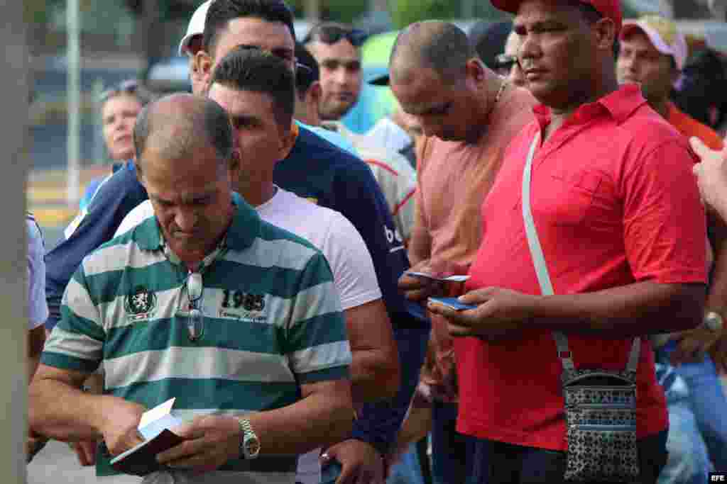 Decenas de cubanos hacen fila hoy, 10 de febrero de 2016, en la ciudad de David, capital de la provincia occidental panameña de Chiriquí, para comprar el boleto de aviónpara viajar a México. 