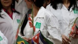 Médicos cubanos tras su arribo de una misión en Brasil.