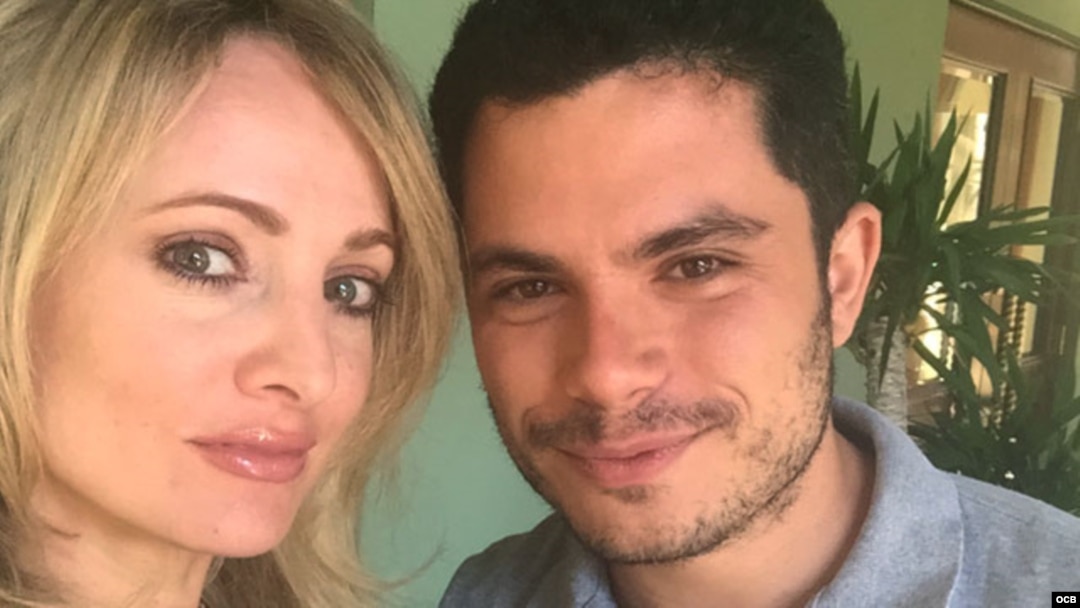 Karen Caballero junto al bloguero cubano Yusnaby Pérez en Miami.