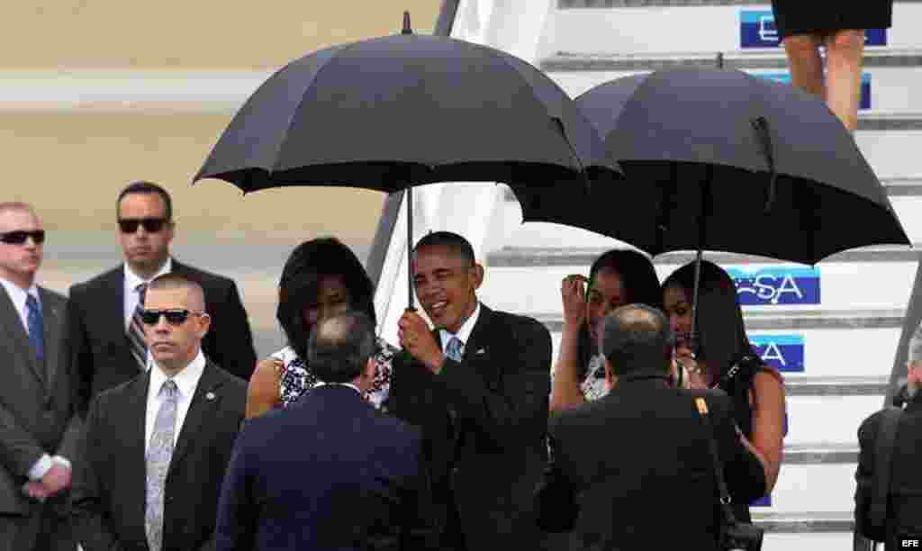 Obama y sus familiares son recibidos por el canciller cubano Bruno Rodríguez tras descender del Air Force One.