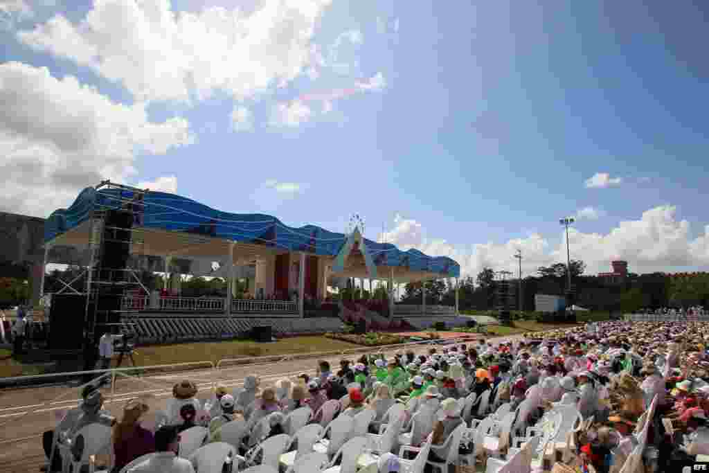 En la Plaza de la Revolución Calixto García, Francisco ofició una misa campal ante miles de personas que soportaban con gorras o sombrillas el inclemente sol.