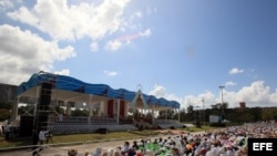 Asistentes a la Plaza de la Revolución escuchan al papa Francisco hoy, lunes 21 de septiembre de 2015, en Holguín (Cuba).
