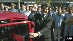 Oswaldo Payá hace la "L" de liberación a su arribo al aeropuerto Jose Martí de La Habana, el 2 de febrero de 2003.