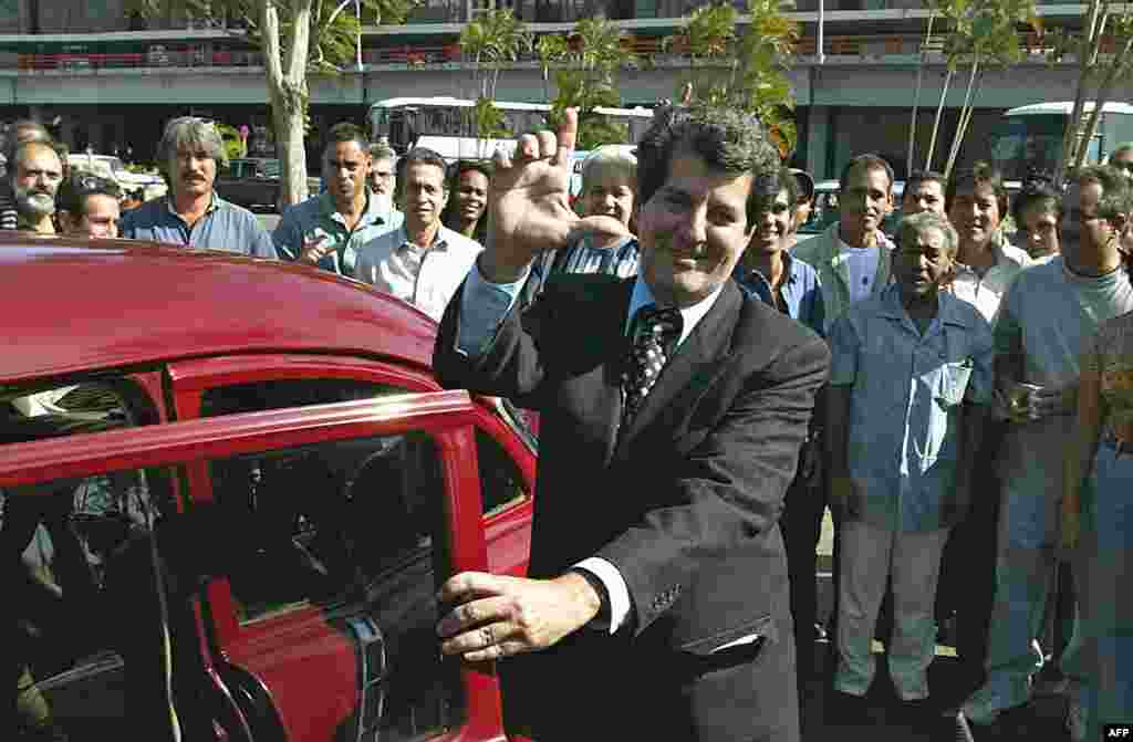 Oswaldo Payá hace la "L" de liberación tras su arribo al aeropuerto Jose Martí de La Habana, el 2 de febrero de 2003, tras un viaje a Europa para recibir el premio Sájarov. 