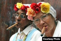 Fumar habanos es un atractivo para el turismo en la isla.