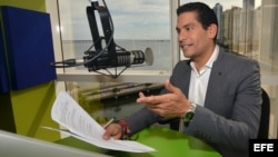 El periodista y escritor cubano Ismael Cala habla durante una entrevista con Efe en Miami, Florida (EE.UU.). Cala, una de las estrellas de CNN en Español, no le han contado cuán duro es el éxodo, lo ha vivido en carne propia.