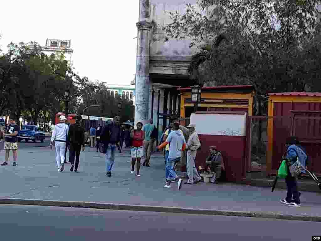 Abuelo que con sus maracas y demás instrumentos callejeros en la entrada del Barrio Chino de la Habana hace sus cantos para recibir a cambio unas monedas.