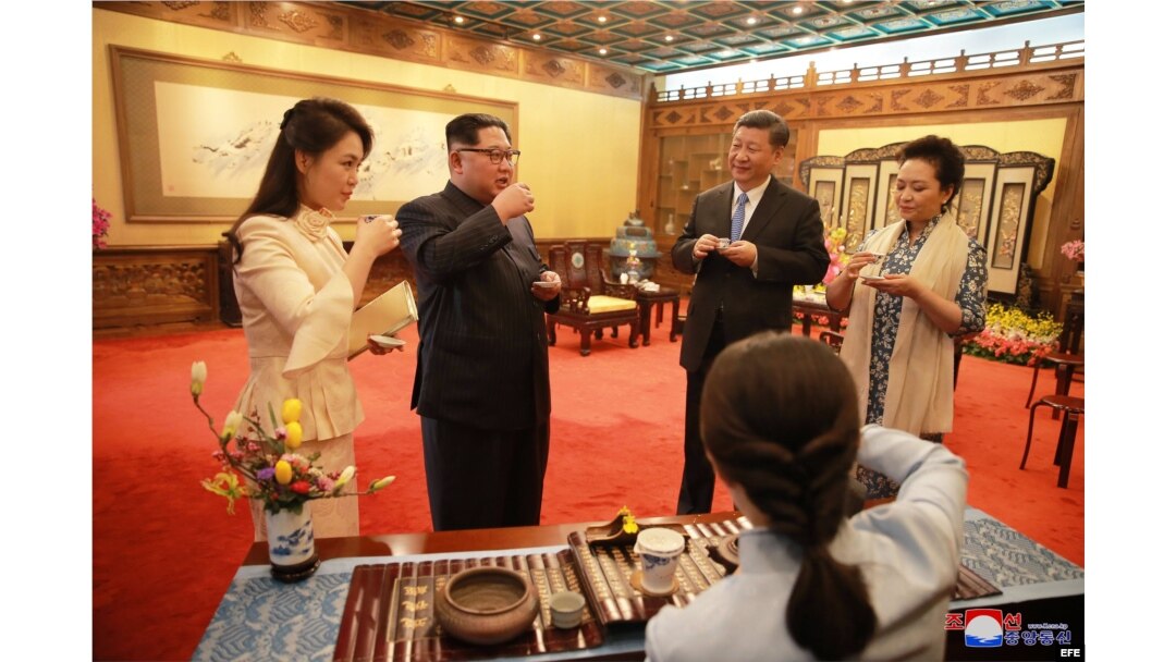 Kim Jong-un (c-i), y a su esposa, Ri Sol-ju (i), junto al presidente chino, Xi Jinping (2-d), y a la primera dama china, Peng Liyuan.