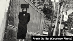 Un judío camina por una calle de Union City, parte del libro "The Jews", Rialta Ed., 2019. Cortesía de Frank Guiller.