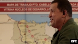 En esta foto de archivo, Chávez explica planes para desarrollar Puerto Cabello. 
