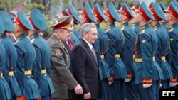 Raúl Castro en un desfile militar durante una ceremonia de homenaje en la Tumba del Soldado Desconocido cerca de los muros del Kremlin en Moscú, Rusia.