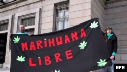 Dos personas se manifiestan a favor de la legalización de la marihuana en Montevideo (Uruguay). 