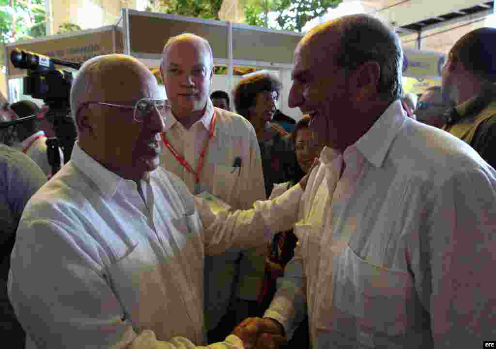 Vicepresidente de la Confederación Española de Organizaciones Empresariales, Joaquim Gay de Montella, saluda a Ricardo Cabrisas, el vicepresidente cubano el 2 de noviembre de 2015 durante la inauguración de la Feria Internacional de La Habana. 