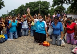 Familiares de los detenidos en la prisión de Los Llanos, en Venezuela, protestan el 2 de mayo del 2020, después de una revuelta en ese centro penitenciario.