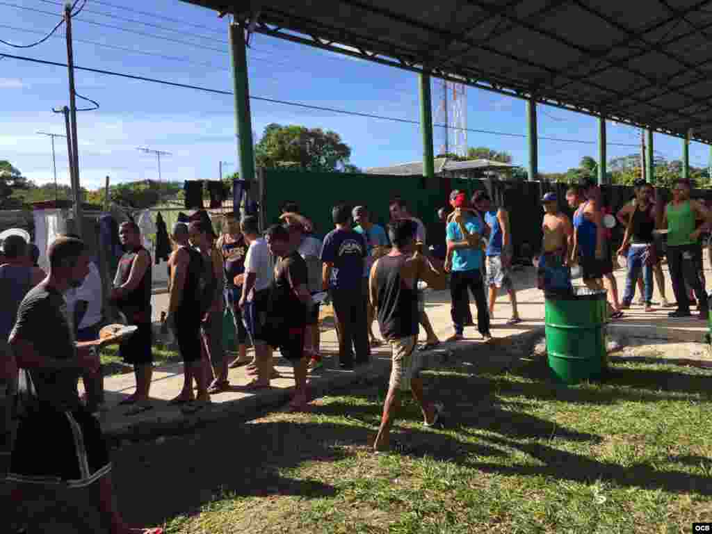 Cubanos reciben albergue en la escuela del cantón La Cruz, cerca de la frontera de Costa Rica con Nicaragua. Seis albergues similares acogen a los migrantes cubanos en esta localidad.
