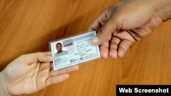 Reporta Cuba Policias revisan carnet de identidad