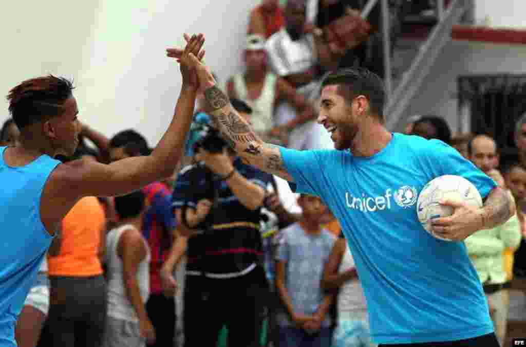 Sergio Ramos recompensa a un adolescente cubano que estuvo jugando fútbol con él.