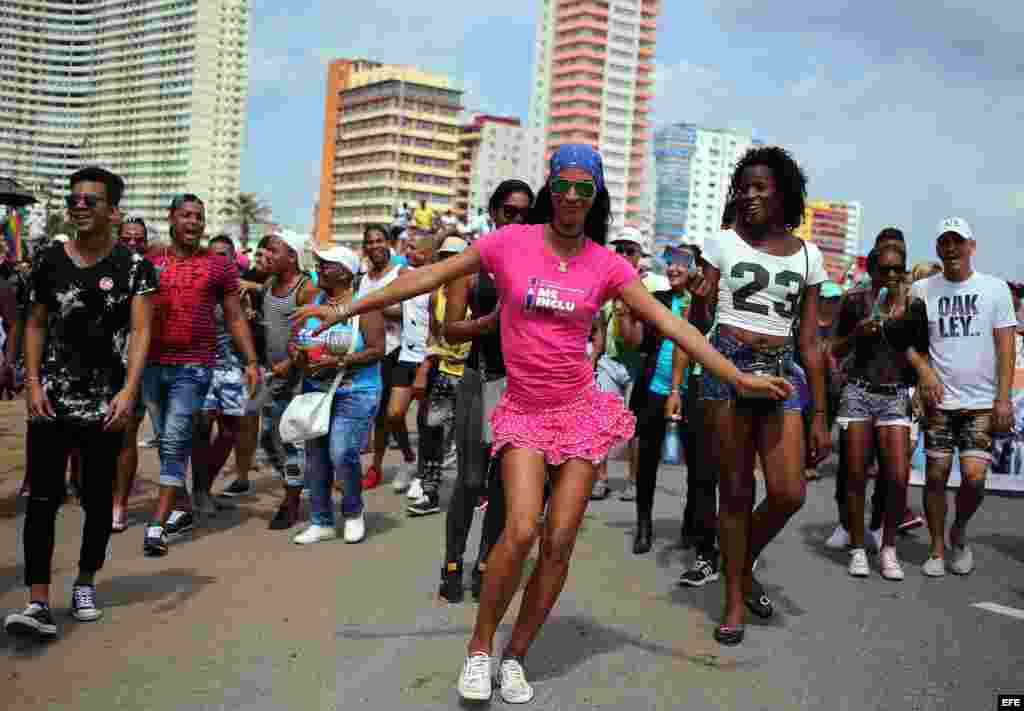 Cientos de personas participan de una "conga" contra la homofobia y la transfobia en La Habana.