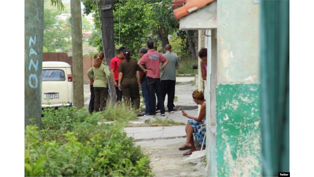Reunión de represores a 100 mts. d sede @DamasdBlanco Lawton #LaHabana. (Angel Moya/Twitter)