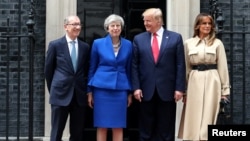 Donald Trump y Melania Trump recibidos por Theresa May y su esposo Philip en Downing Street.