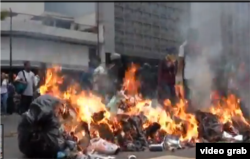 En algunos lugares los manifestantes venezolanos quemaron bolsas de basura en la vía.