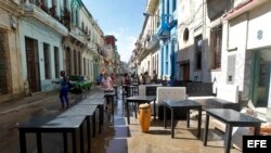  Vecinos sacan muebles para secarlos al sol tras el paso del huracán Irma, el 14 de septiembre de 2017, en La Habana (Cuba). EFE/Ernesto Mastrascusa