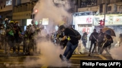 Policía dispara gas lacrimógena en Hong Kong el 29 de septiembre, 2019