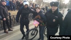 Adolescente detenido en Rusia.