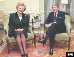 Foto del 8 de junio de 1982, en el encuentro del presidente Ronald Reagan (d) y la primera ministra del Reino Unido (i), Margaret Thatcher en Windsor Home Park.