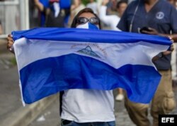 Policía ataca protesta contra el presidente Daniel Ortega en Nicaragua.