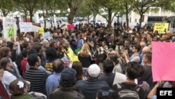 Un grupo de manifestantes sostiene carteles durante una protesta hoy, martes 31 de enero de 2017, frente a las oficinas del condado de Miami-Dade, Florida (EE.UU.). Medio millar de manifestantes instó hoy al alcalde del condado de Miami-Dade, Carlos Gimén