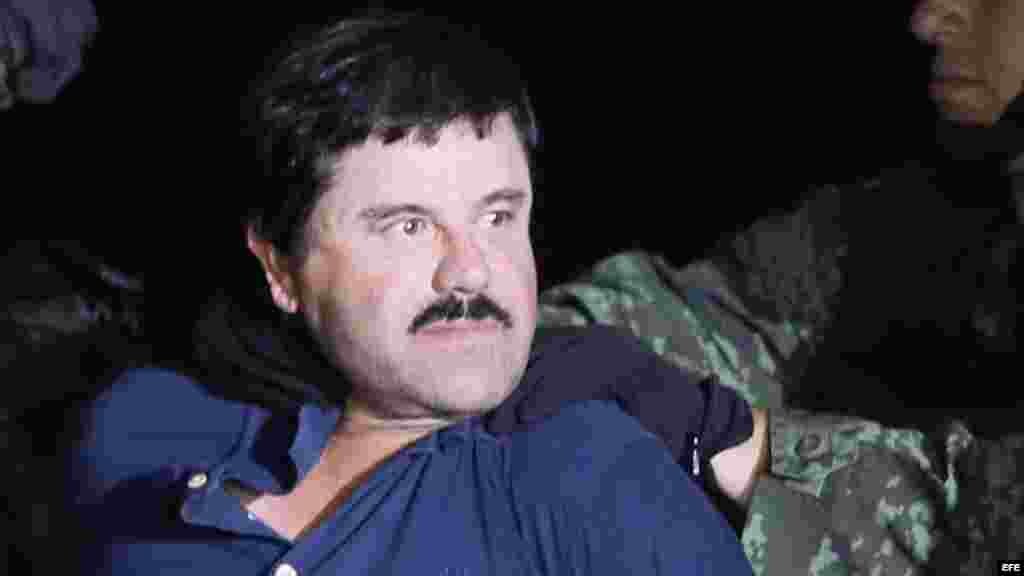 El narcotraficante Joaquín "El Chapo" Guzmán es conducido hoy, viernes 8 de enero de 2016, a un helicóptero de la Marina Armada de México, en la capital mexicana tras su recaptura en la ciudad de Los Mochis, Sinaloa.