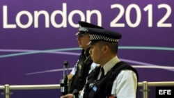 Policías patrullan el aeropuerto londinense de Heathrow, el lunes, 16 de julio de 2012. 