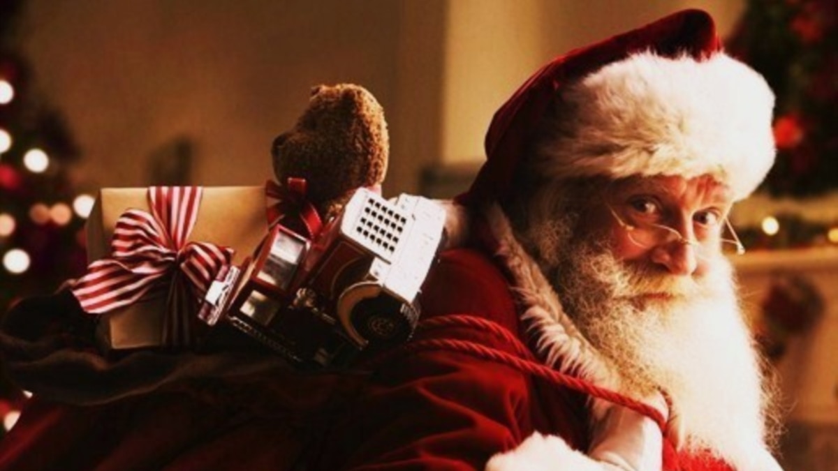 La mañana antes de la entrega de navidad regalos de navidad compras  navideñas en línea escena de año nuevo con árbol y regalos feliz hombre de  santa hombre con sombrero de santa
