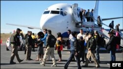 Cubanos procedentes de Costa Rica arriban a México gracias a puente aéreo y siguieron camino hasta EEUU. Foto: SEGOV.