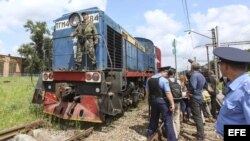 El tren equipado con vagones refrigerados para preservar los cuerpos de las víctimas del vuelo MH17 de Malaysia Airlines llega a la ciudad de Járkov, Ucrania. 
