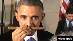 Barack Obama huele el puro que le han ofrecido en una fiesta en la Casa Blanca.