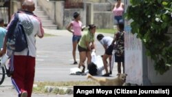 La Dama de Blanco Berta Soler es arrastrada por mujeres de la policía en La Habana, 19 de abril de 2019.